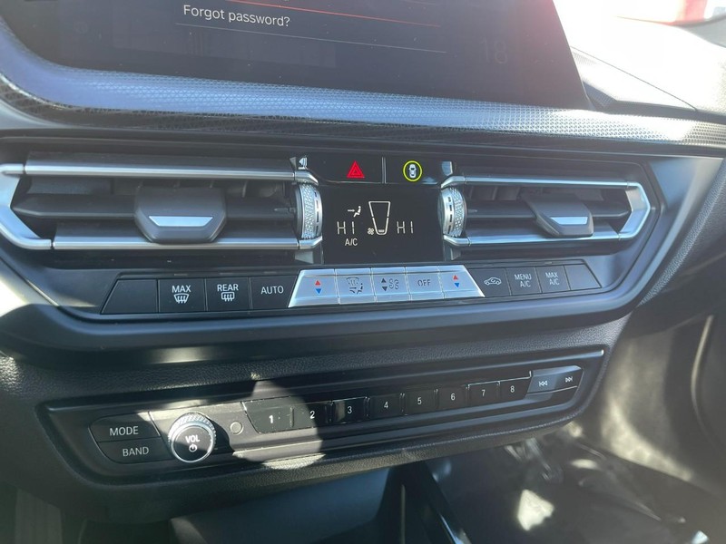 BMW 2 Series Vehicle Full-screen Gallery Image 32