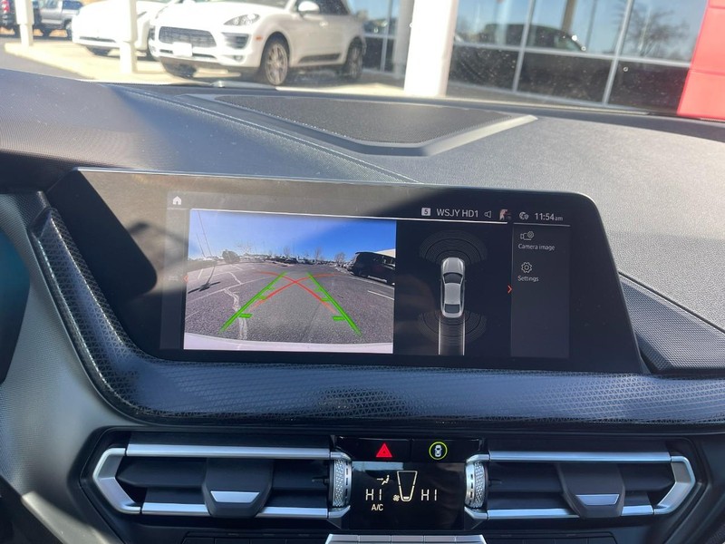 BMW 2 Series Vehicle Full-screen Gallery Image 34