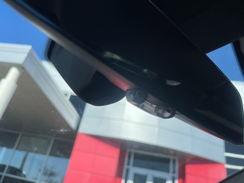 BMW 2 Series Vehicle Full-screen Gallery Image 35