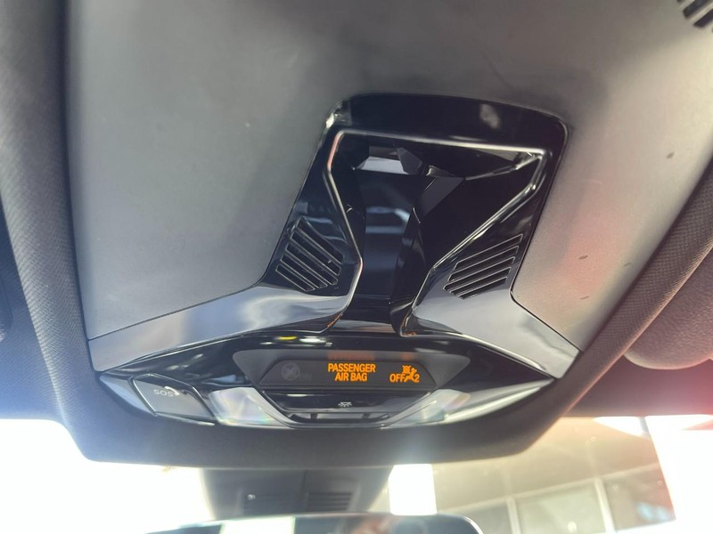 BMW 2 Series Vehicle Full-screen Gallery Image 36