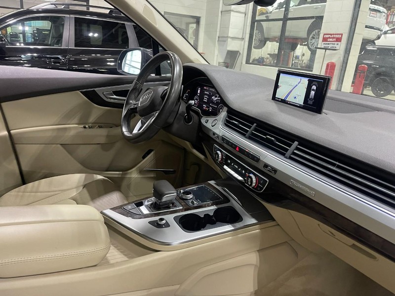 Audi Q7 Vehicle Image 02