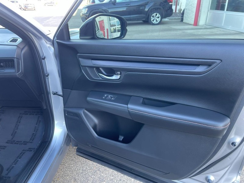 Honda CR-V Hybrid Vehicle Image 12