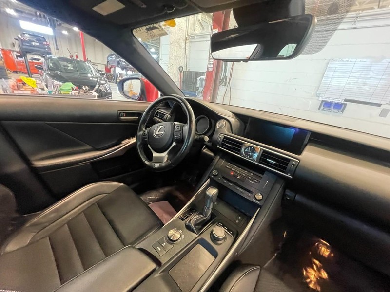 Lexus IS Vehicle Image 06