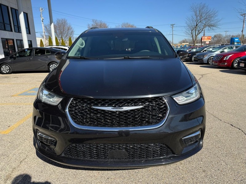 Chrysler Pacifica Vehicle Image 03