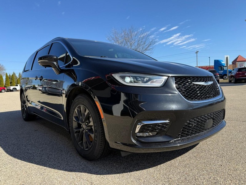 Chrysler Pacifica Vehicle Image 04