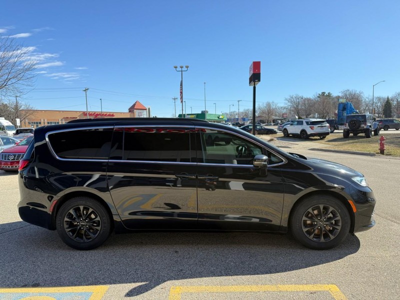 Chrysler Pacifica Vehicle Image 05