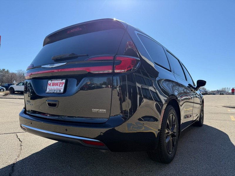 Chrysler Pacifica Vehicle Image 07