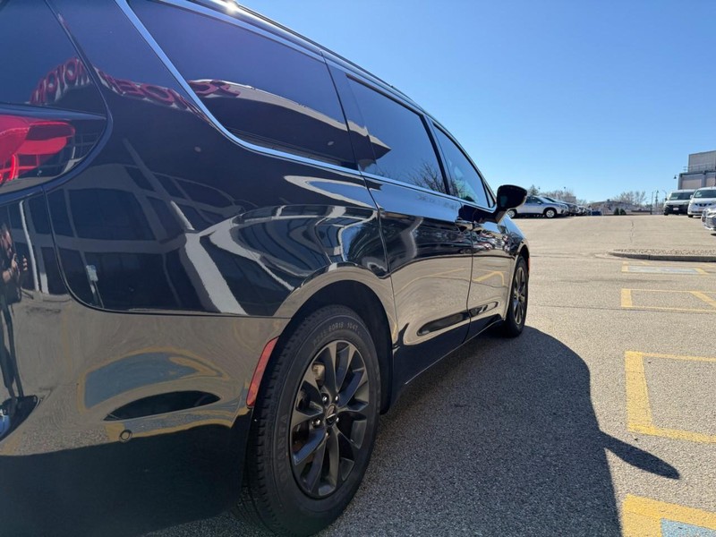 Chrysler Pacifica Vehicle Image 08