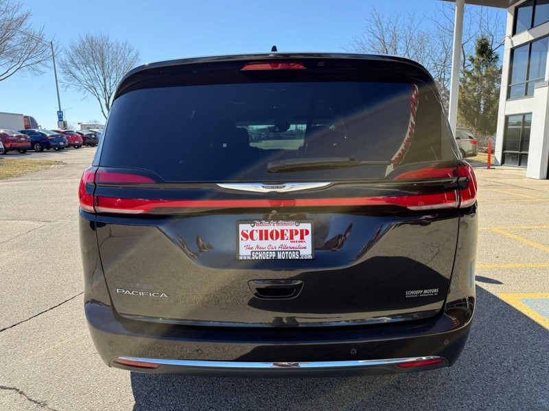 Chrysler Pacifica Vehicle Image 09