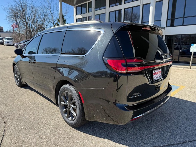 Chrysler Pacifica Vehicle Image 10