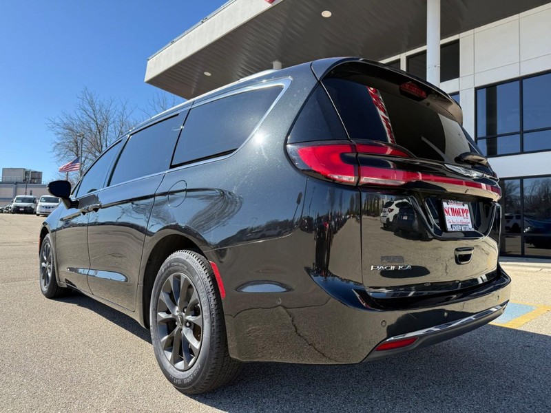 Chrysler Pacifica Vehicle Image 11