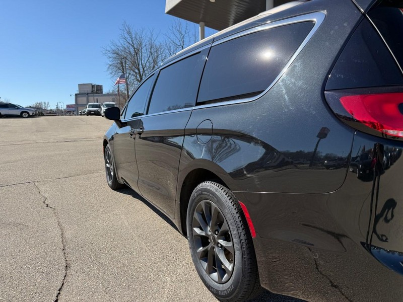 Chrysler Pacifica Vehicle Image 12