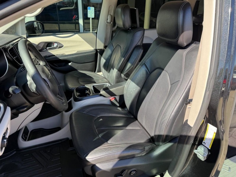 Chrysler Pacifica Vehicle Image 13