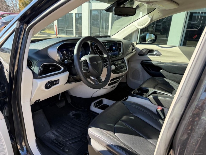 Chrysler Pacifica Vehicle Image 14