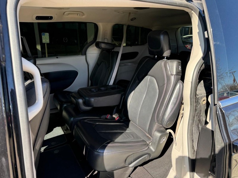 Chrysler Pacifica Vehicle Image 15