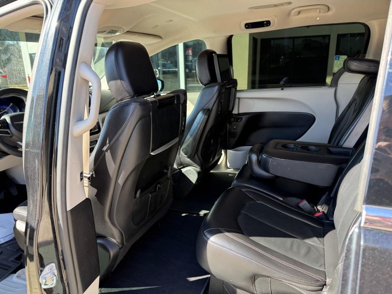 Chrysler Pacifica Vehicle Image 16