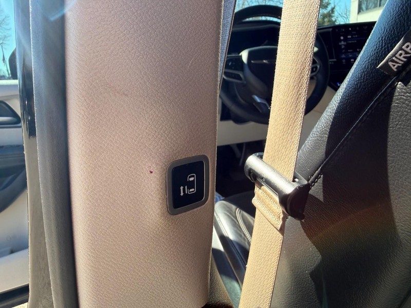 Chrysler Pacifica Vehicle Image 17