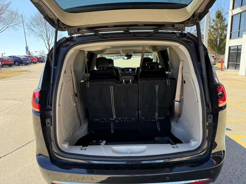 Chrysler Pacifica Vehicle Image 19