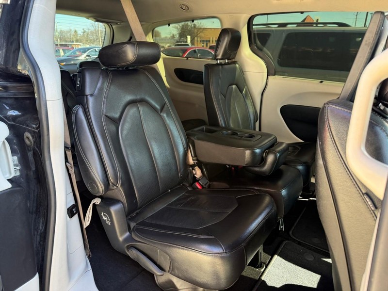 Chrysler Pacifica Vehicle Image 22