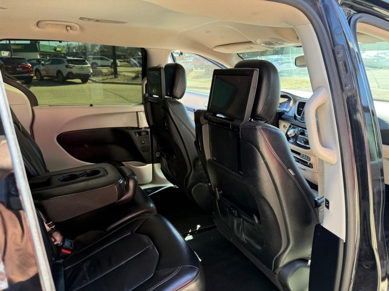 Chrysler Pacifica Vehicle Image 23