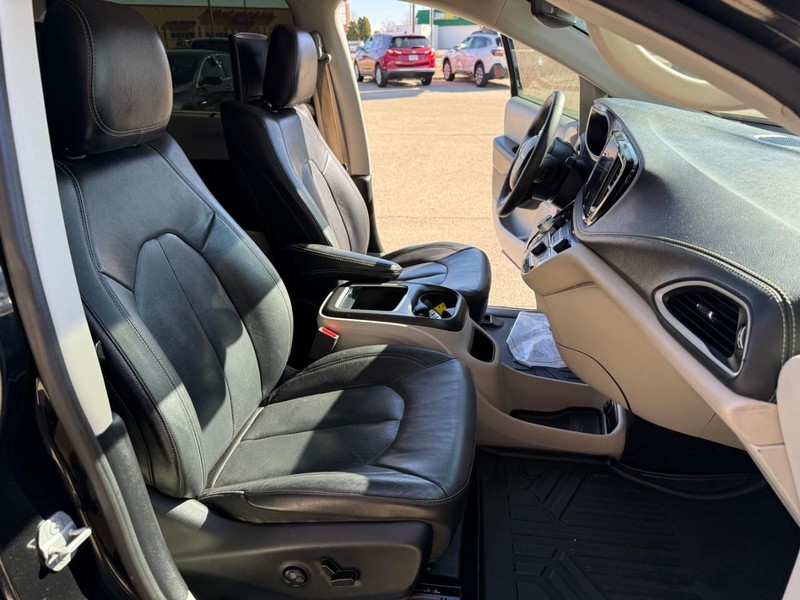 Chrysler Pacifica Vehicle Image 24