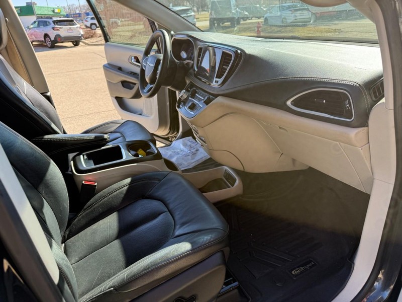 Chrysler Pacifica Vehicle Image 25