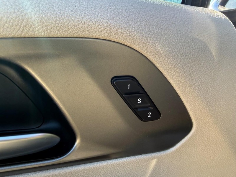 Chrysler Pacifica Vehicle Image 26