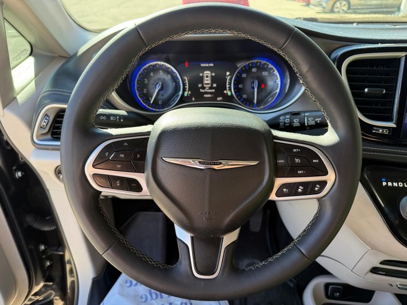 Chrysler Pacifica Vehicle Image 28