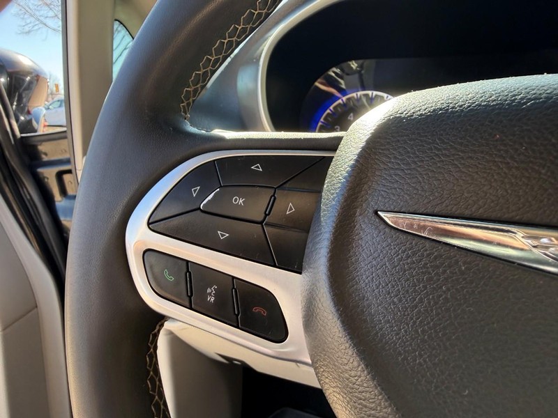 Chrysler Pacifica Vehicle Image 30