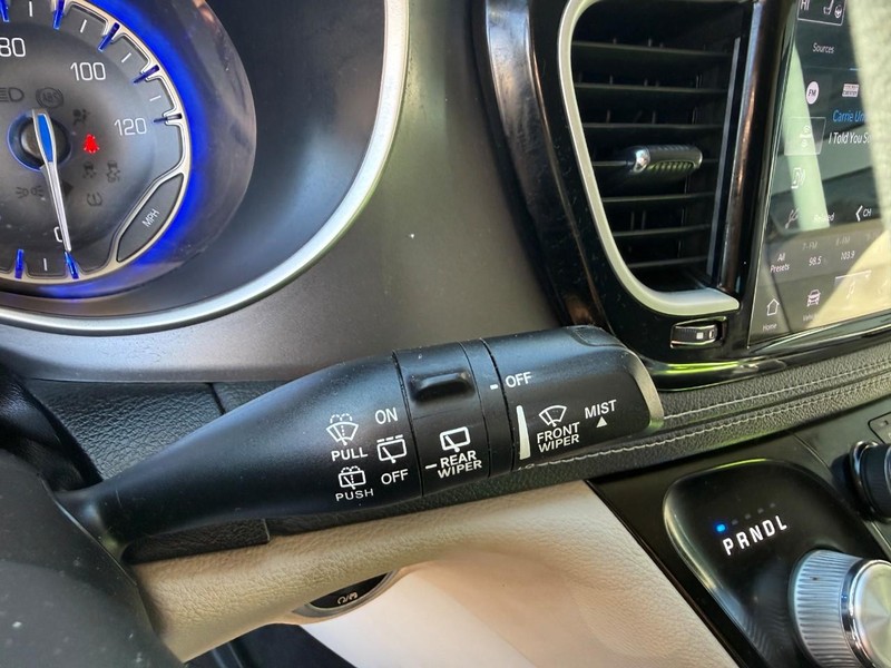 Chrysler Pacifica Vehicle Image 31