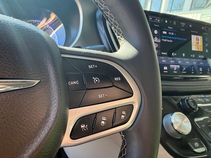 Chrysler Pacifica Vehicle Image 32