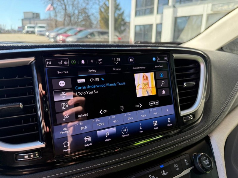 Chrysler Pacifica Vehicle Image 33