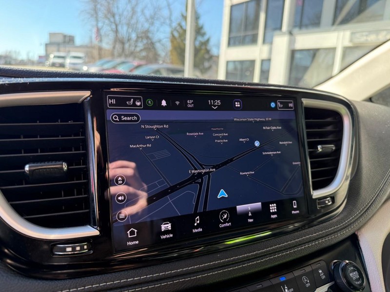 Chrysler Pacifica Vehicle Image 34