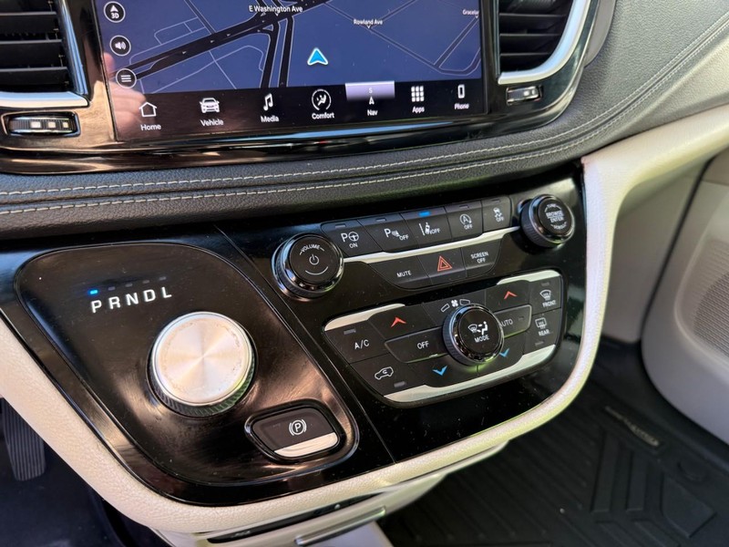 Chrysler Pacifica Vehicle Image 35