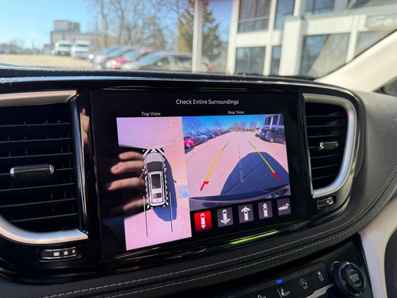 Chrysler Pacifica Vehicle Image 36