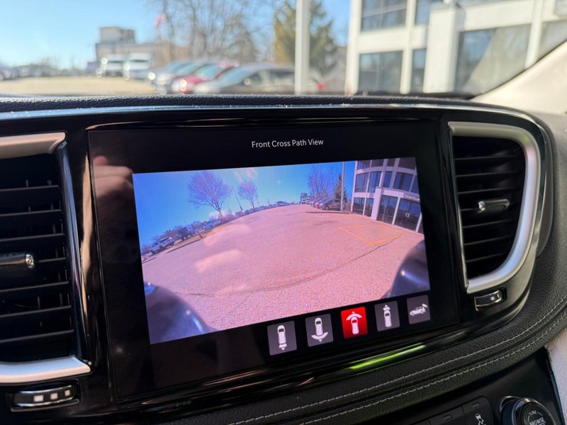 Chrysler Pacifica Vehicle Image 37