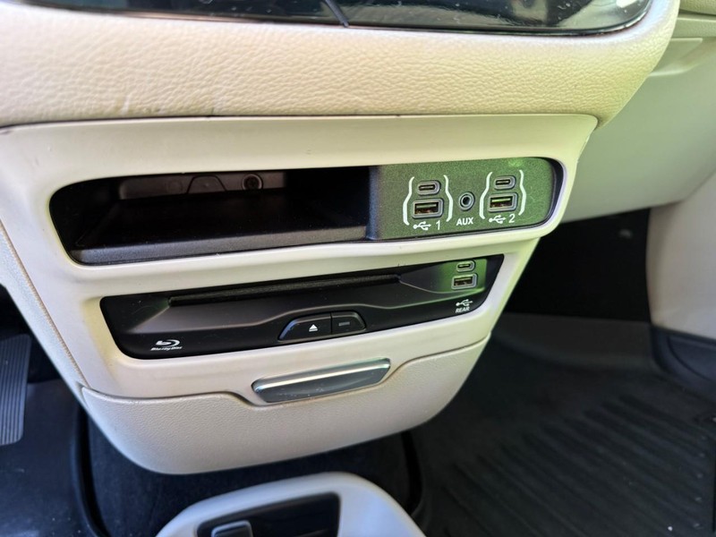 Chrysler Pacifica Vehicle Image 38