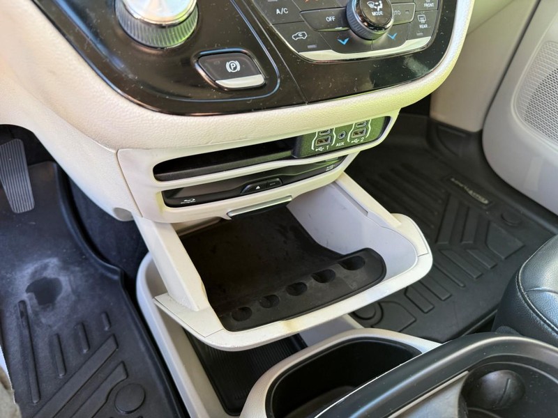 Chrysler Pacifica Vehicle Image 39