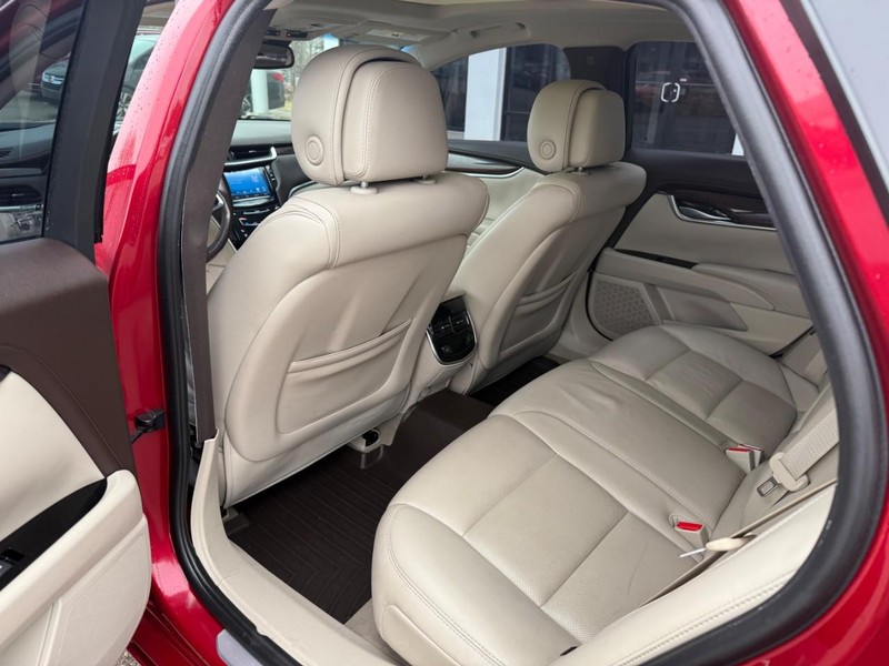 Cadillac XTS Vehicle Image 12