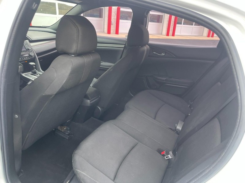 Honda Civic Hatchback Vehicle Image 12
