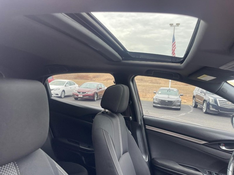 Honda Civic Hatchback Vehicle Image 11