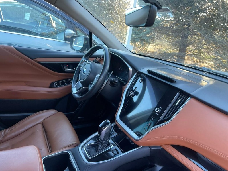 Subaru Legacy Vehicle Image 02