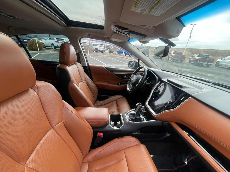 Subaru Legacy Vehicle Image 11