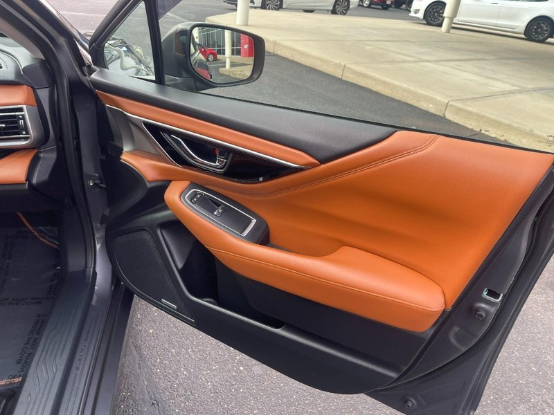 Subaru Legacy Vehicle Image 12