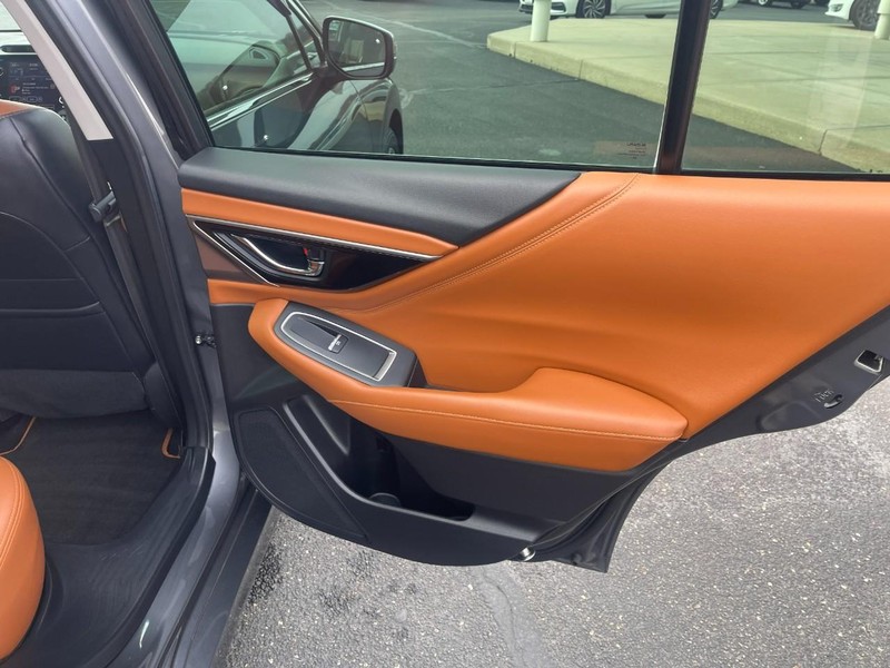 Subaru Legacy Vehicle Image 15