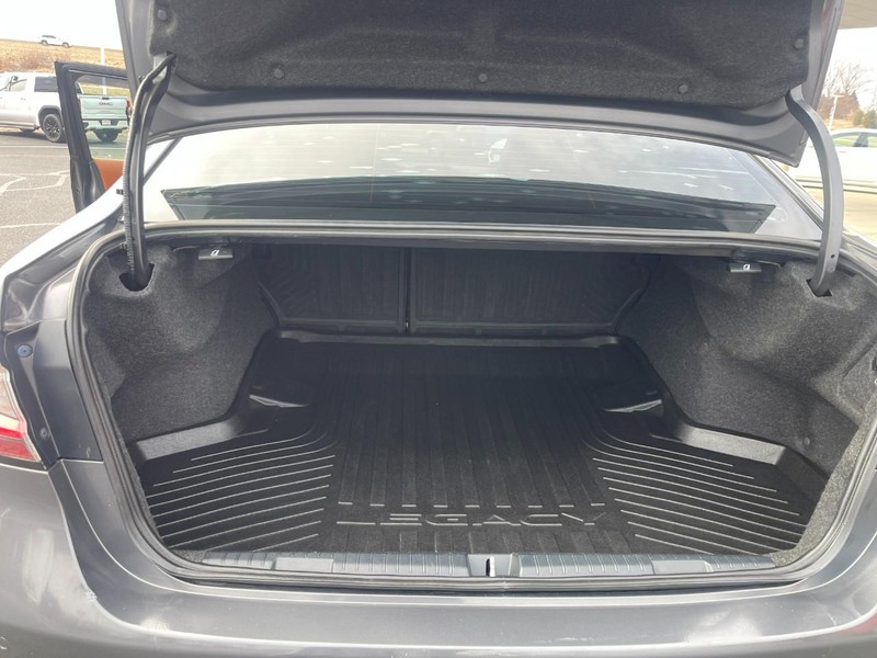 Subaru Legacy Vehicle Image 16