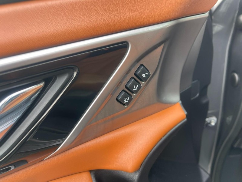 Subaru Legacy Vehicle Image 22