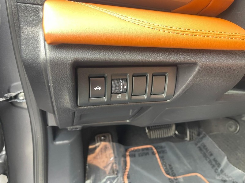 Subaru Legacy Vehicle Image 24