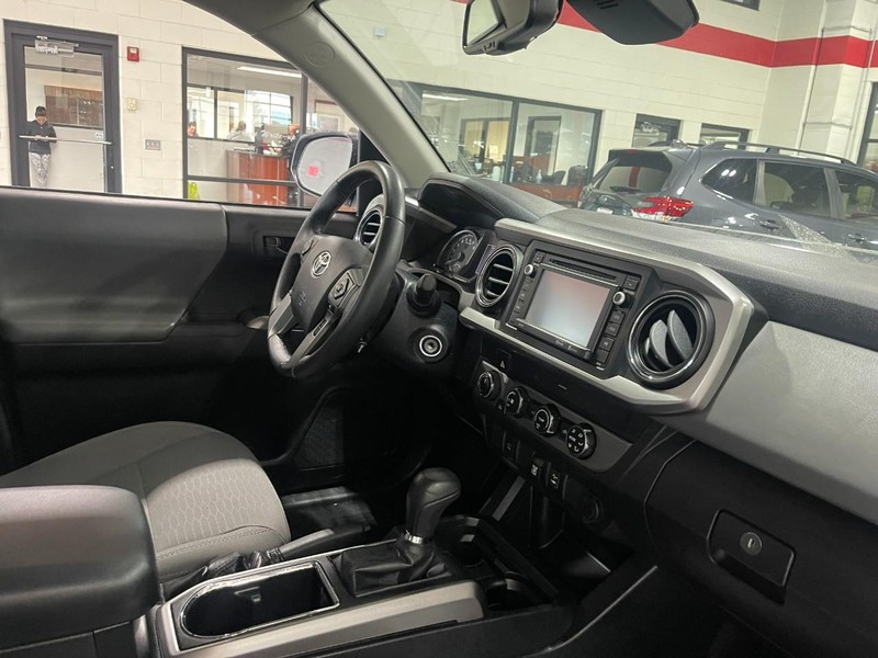 Toyota Tacoma 4WD Vehicle Image 02