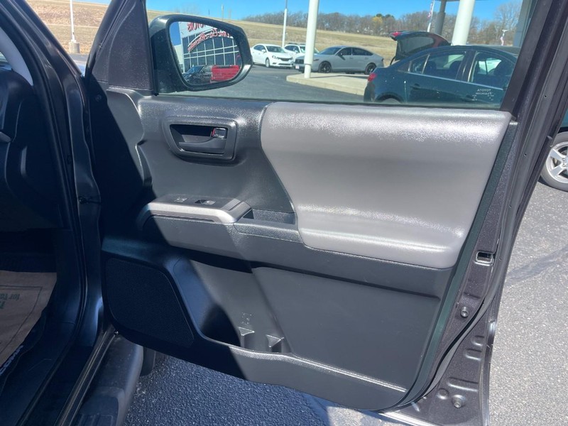 Toyota Tacoma 4WD Vehicle Image 11